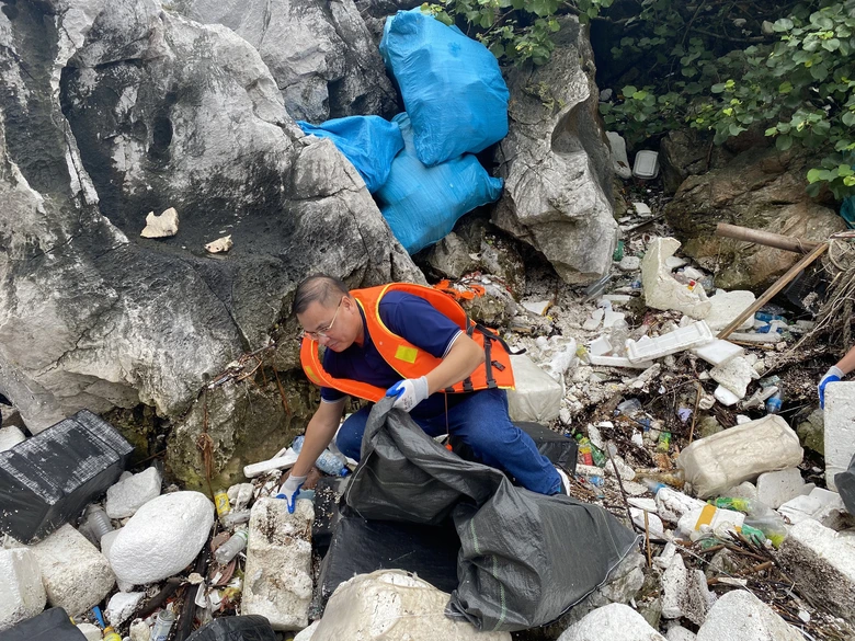 Một buổi dọn r&aacute;c của những ph&oacute;ng vi&ecirc;n, nh&agrave; b&aacute;o tr&ecirc;n vịnh Hạ Long- Ảnh 3.