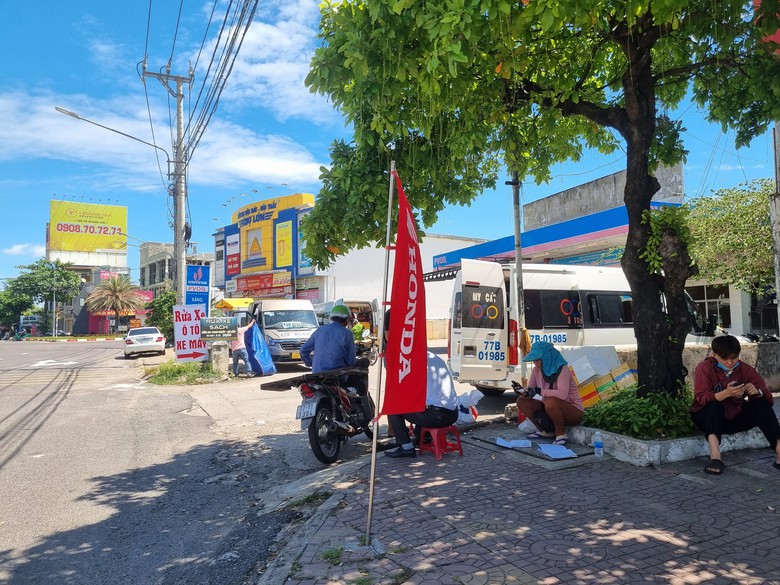 Xe kh&aacute;ch thi nhau bỏ bến, v&ocirc; tư hoạt động quanh bến xe Quy Nhơn- Ảnh 1.