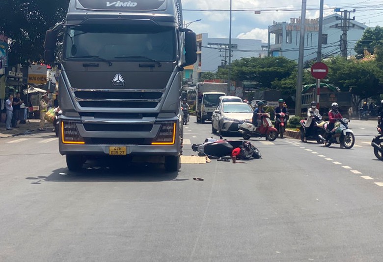 Hiện trường vụ TNGT khiến hai vợ chồng thương vong. Hiện trường vụ TNGT khiến hai vợ chồng thương vong.