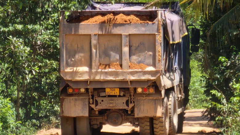 Lo xe chở đất "c&agrave;y" đường d&acirc;n sinh ở Quảng Ng&atilde;i- Ảnh 1.