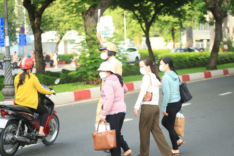 Những h&igrave;nh ảnh đẹp của CSGT trong m&ugrave;a thi tốt nghiệp THPT 2024- Ảnh 3.