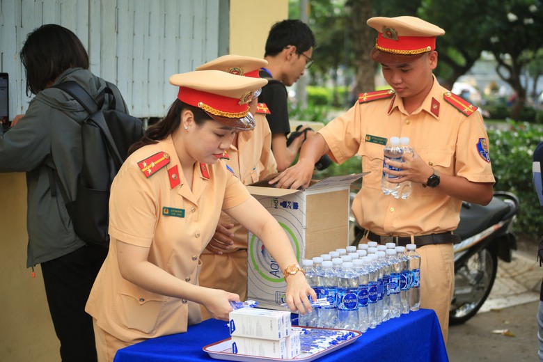 Những h&igrave;nh ảnh đẹp của CSGT trong m&ugrave;a thi tốt nghiệp THPT 2024- Ảnh 8.