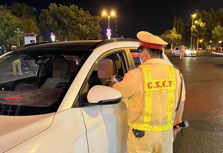 CSGT Bình Thuận phát hiện nhiều tài xế dương tính với ma túy- Ảnh 1. CSGT Bình Thuận phát hiện nhiều tài xế dương tính với ma túy- Ảnh 1.