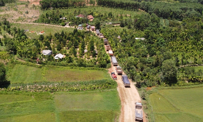 Lo xe chở đất "c&agrave;y" đường d&acirc;n sinh ở Quảng Ng&atilde;i- Ảnh 3.