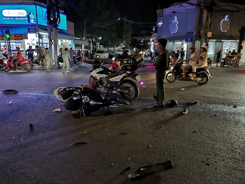 Hiện trường vụ &ocirc; t&ocirc; t&ocirc;ng h&agrave;ng loạt xe m&aacute;y, hai người tử vong ở Vũng T&agrave;u- Ảnh 1.