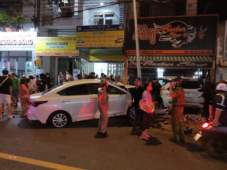 Hiện trường vụ &ocirc; t&ocirc; t&ocirc;ng h&agrave;ng loạt xe m&aacute;y, hai người tử vong ở Vũng T&agrave;u- Ảnh 2.