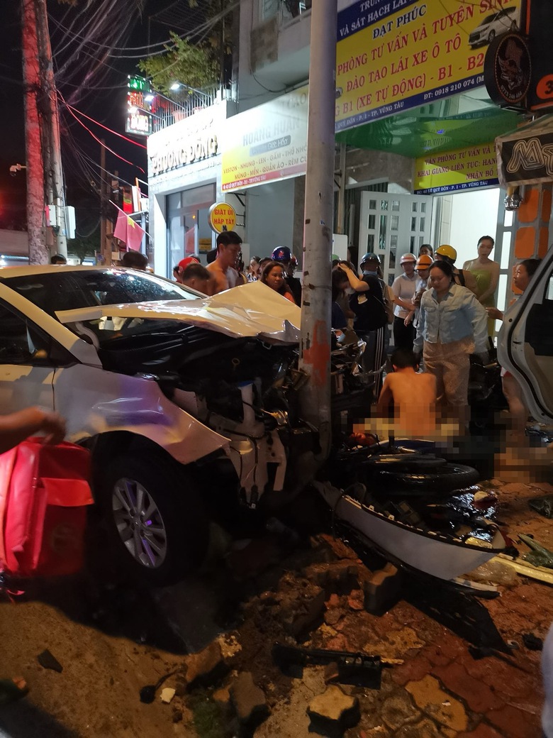 Hiện trường vụ &ocirc; t&ocirc; t&ocirc;ng h&agrave;ng loạt xe m&aacute;y, hai người tử vong ở Vũng T&agrave;u- Ảnh 5.