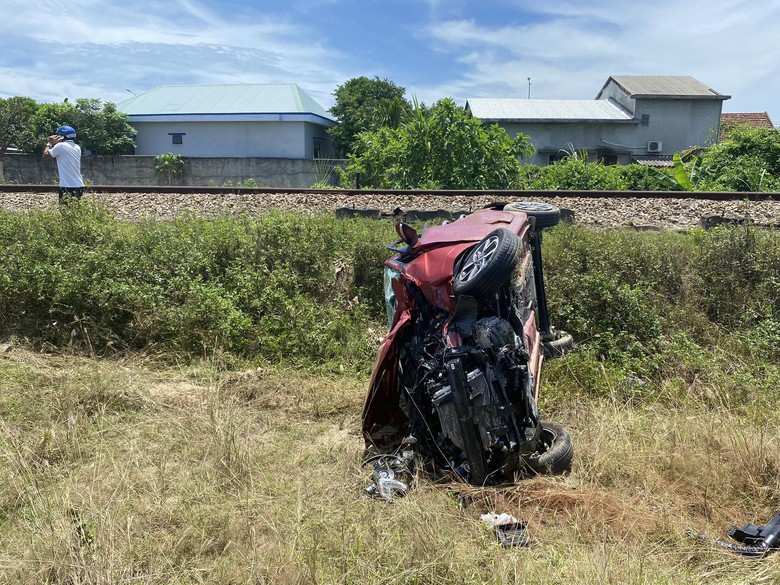 T&agrave;i xế mắc kẹt, &ocirc; t&ocirc; biến dạng khi bị t&agrave;u hỏa đ&acirc;m văng h&agrave;ng chục m&eacute;t - Ảnh 1.
