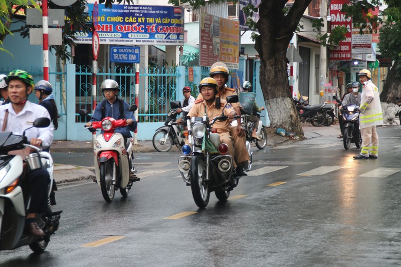CSGT Cần Thơ hỗ trợ th&iacute; sinh bị ng&atilde; xe đến điểm thi- Ảnh 1.