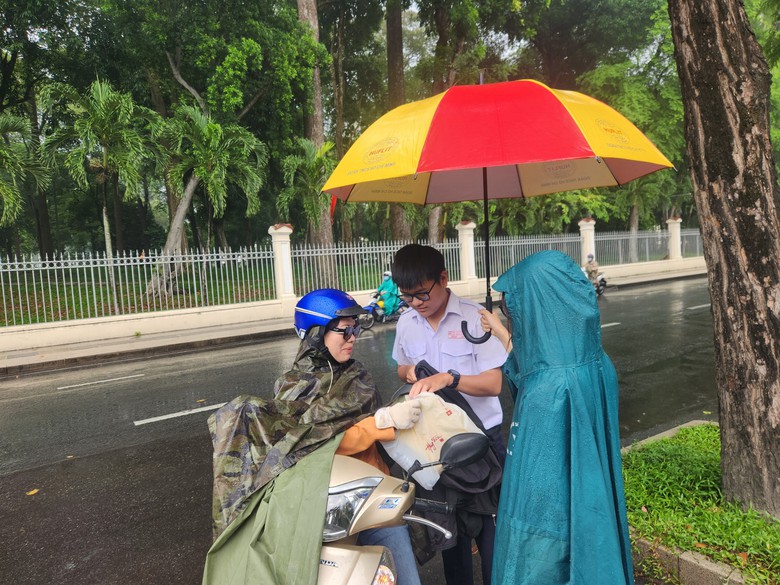 Th&iacute; sinh đội mưa tất tả tới điểm thi tốt nghiệp THPT ở TP.HCM- Ảnh 3.