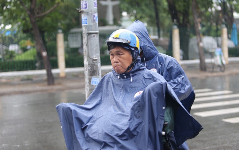 Th&iacute; sinh đội mưa tất tả tới điểm thi tốt nghiệp THPT ở TP.HCM