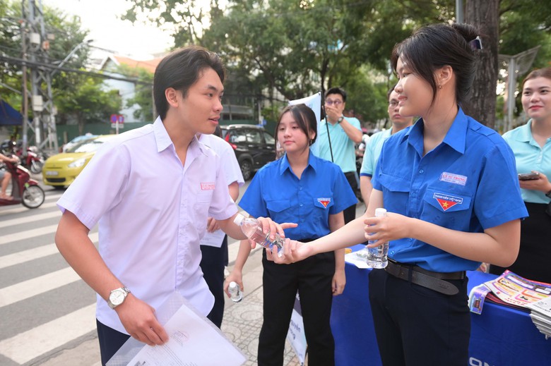 Kh&aacute;nh H&ograve;a: Một th&iacute; sinh sử dụng điện thoại trong nh&agrave; vệ sinh- Ảnh 1.