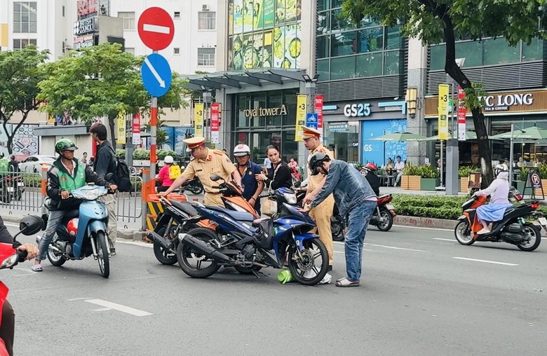 Những h&igrave;nh ảnh đẹp của CSGT trong m&ugrave;a thi tốt nghiệp THPT 2024- Ảnh 4.