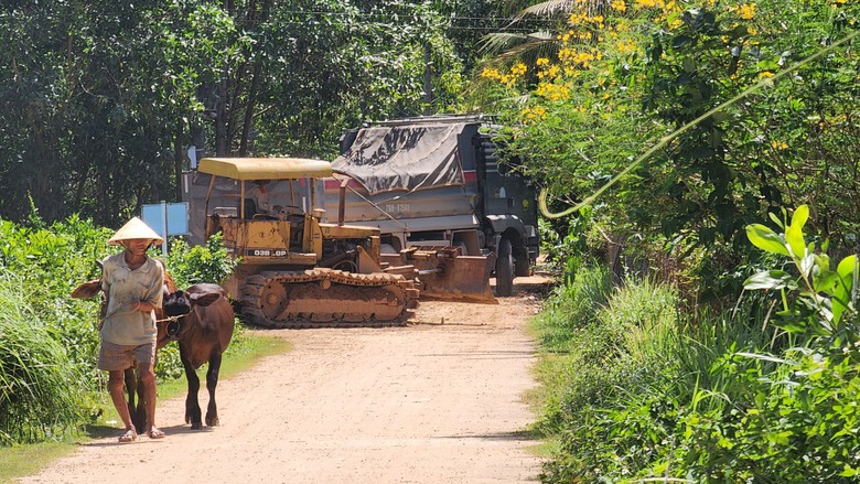 Lo xe chở đất "c&agrave;y" đường d&acirc;n sinh ở Quảng Ng&atilde;i- Ảnh 5.