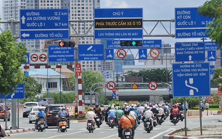 Thấy g&igrave; từ việc th&iacute; điểm bỏ đếm l&ugrave;i đ&egrave;n giao th&ocirc;ng?