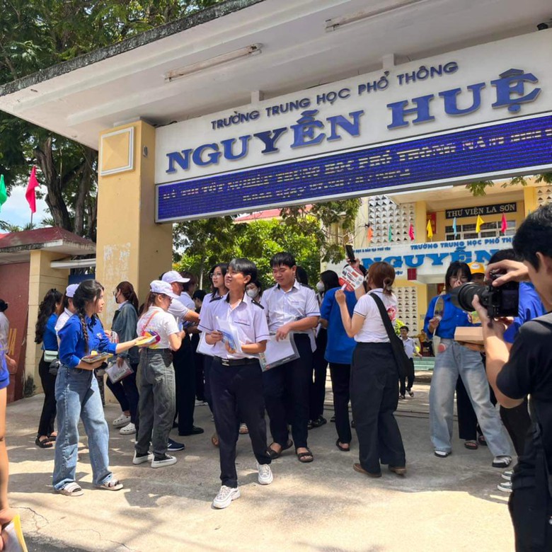 Hai nữ sinh gặp tai nạn vẫn đến điểm thi, hội đồng thi đưa đến viện- Ảnh 1. Hai nữ sinh gặp tai nạn vẫn đến điểm thi, hội đồng thi đưa đến viện- Ảnh 1.