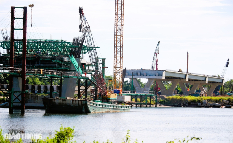 Cận cảnh c&ocirc;ng tr&igrave;nh cầu d&agrave;i 1,3km thuộc dự &aacute;n 2.000 tỷ sau hơn 1 năm thi c&ocirc;ng- Ảnh 4.