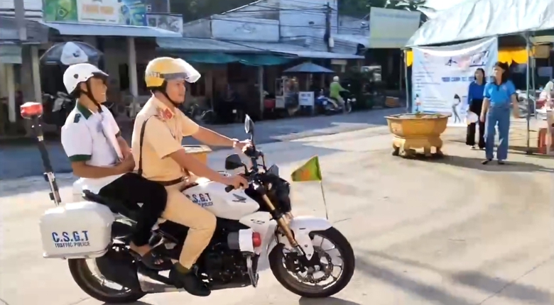Nam sinh ở S&oacute;c Trăng ngủ qu&ecirc;n được CSGT chở đi thi- Ảnh 1.