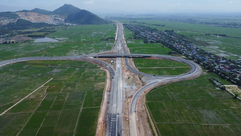 Phương tiện lưu th&ocirc;ng tr&ecirc;n cao tốc về H&agrave; Tĩnh lưu &yacute; điều g&igrave;?- Ảnh 1.