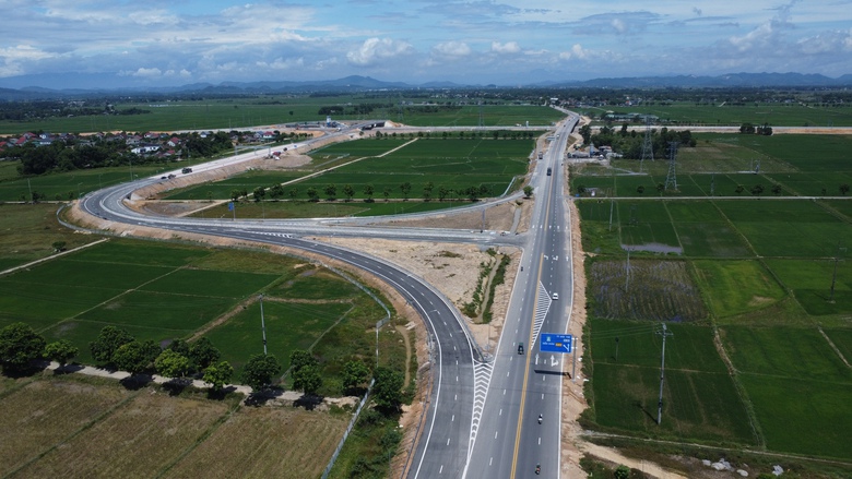 Gấp r&uacute;t ho&agrave;n thiện hạng mục an to&agrave;n giao th&ocirc;ng n&uacute;t giao l&ecirc;n xuống cao tốc tại B&atilde;i Vọt- Ảnh 1.
