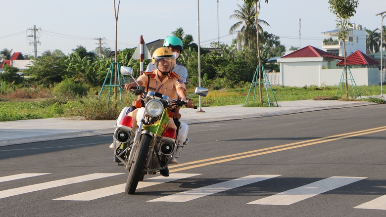 CSGT d&ugrave;ng xe đặc chủng đưa nam sinh kịp về nh&agrave; lấy giấy tờ- Ảnh 1.