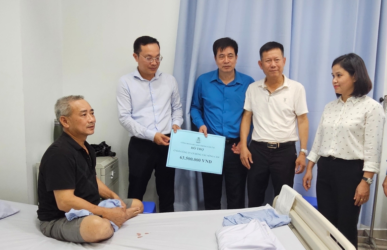 C&ocirc;ng đo&agrave;n GTVT Việt Nam thăm hỏi c&ocirc;ng nh&acirc;n Đ&oacute;ng t&agrave;u S&ocirc;ng Cấm bị ngộ độc- Ảnh 2.