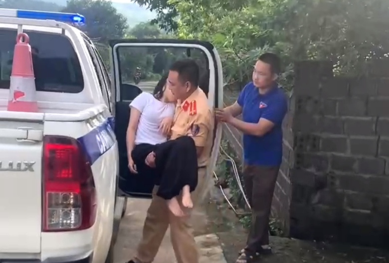 Y&ecirc;n B&aacute;i: CSGT kịp thời đưa nữ sinh đổ bệnh trước giờ thi đi cấp cứu- Ảnh 1.