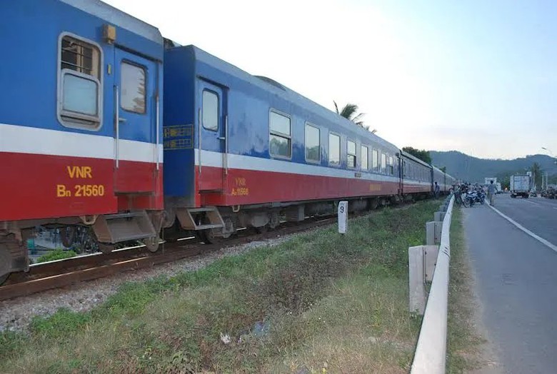 Đề nghị công an vào cuộc vụ tàu Bắc - Nam qua Quảng Ngãi bị ném đá nhiều lần- Ảnh 1. Đề nghị công an vào cuộc vụ tàu Bắc - Nam qua Quảng Ngãi bị ném đá nhiều lần- Ảnh 1.