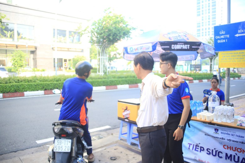 Ng&agrave;y thứ 2 thi tốt nghiệp THPT: Nhiều th&iacute; sinh qu&ecirc;n giấy tờ, CSGT tức tốc hỗ trợ- Ảnh 2.