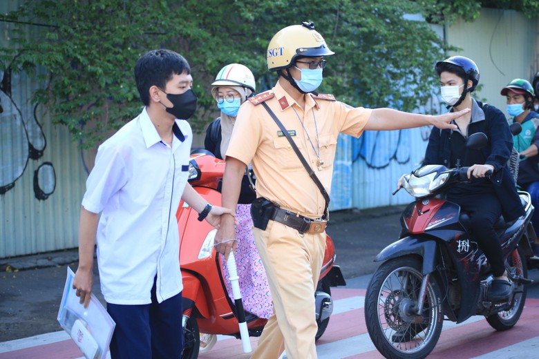 Ng&agrave;y thứ 2 thi tốt nghiệp THPT: Nhiều th&iacute; sinh qu&ecirc;n giấy tờ, CSGT tức tốc hỗ trợ- Ảnh 1.