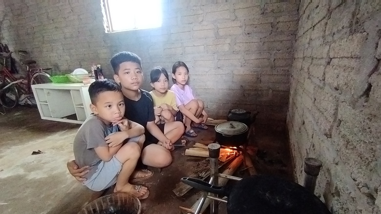 X&oacute;t cảnh &ocirc;ng b&agrave; gồng g&aacute;nh nu&ocirc;i 4 ch&aacute;u nhỏ mất bố v&igrave; TNGT, mẹ bỏ đi- Ảnh 2.