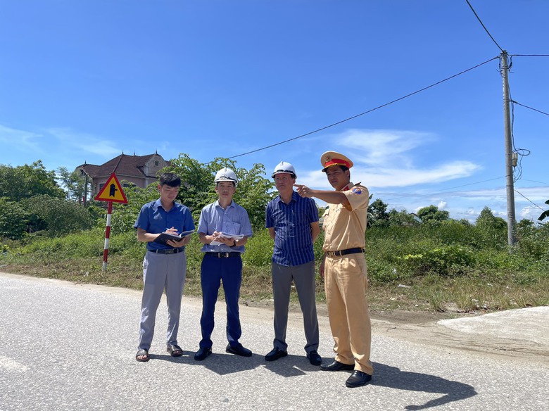 Gấp r&uacute;t ho&agrave;n thiện hạng mục an to&agrave;n giao th&ocirc;ng n&uacute;t giao l&ecirc;n xuống cao tốc tại B&atilde;i Vọt- Ảnh 2.