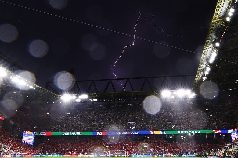 Trận Đức gặp Đan Mạch tại v&ograve;ng 1/8 EURO bất ngờ bị tạm ho&atilde;n v&igrave; l&yacute; do hy hữu- Ảnh 1.