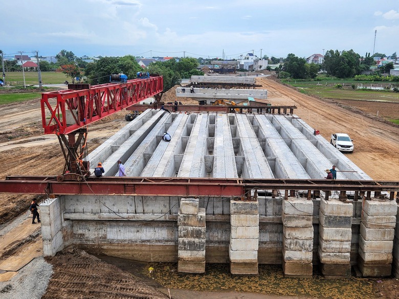 Lắp những phiến dầm đầu ti&ecirc;n cầu T&acirc;n Bửu tr&ecirc;n đường V&agrave;nh đai 3 qua Long An- Ảnh 1.