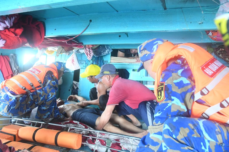 Bộ đội Trường Sa cứu ngư dân tai nạn đứt lìa cánh tay phải- Ảnh 2. Bộ đội Trường Sa cứu ngư dân tai nạn đứt lìa cánh tay phải- Ảnh 2.