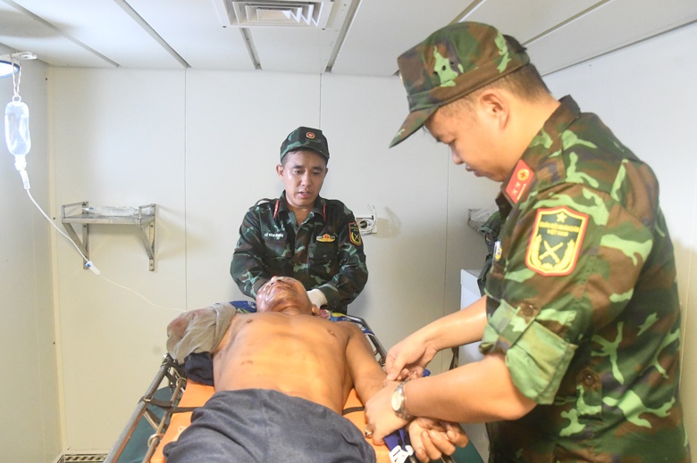 Bộ đội Trường Sa cứu ngư dân tai nạn đứt lìa cánh tay phải- Ảnh 3. Bộ đội Trường Sa cứu ngư dân tai nạn đứt lìa cánh tay phải- Ảnh 3.