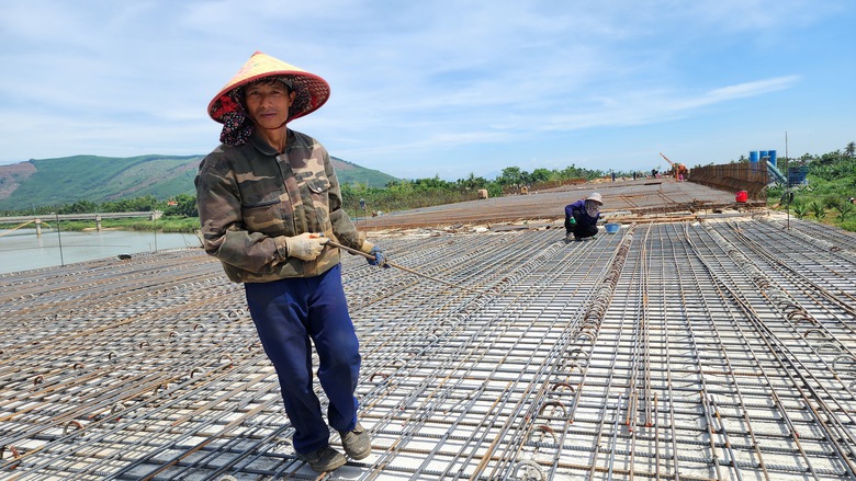 Ngắm cầu trăm tỷ d&agrave;i nhất cao tốc Quảng Ng&atilde;i - Ho&agrave;i Nhơn vừa hợp long- Ảnh 6.