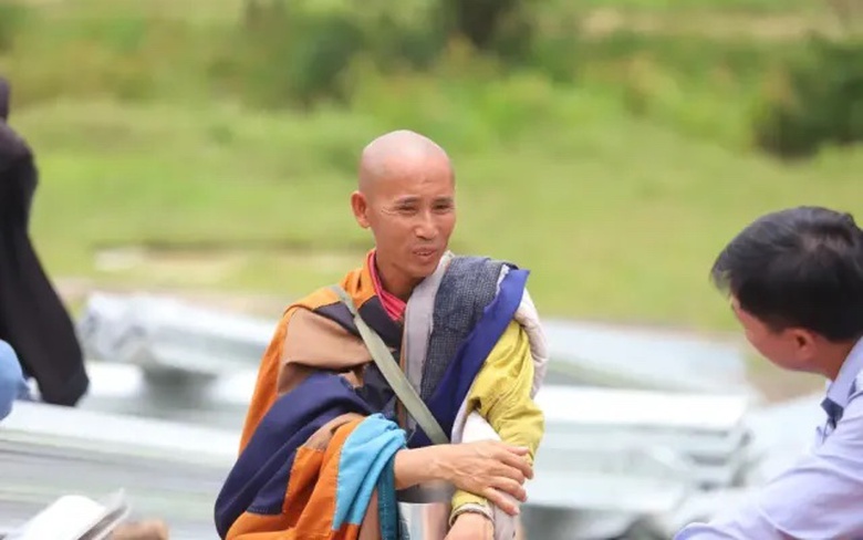 &Ocirc;ng Th&iacute;ch Minh Tuệ tự nguyện dừng đi bộ khất thực- Ảnh 1.
