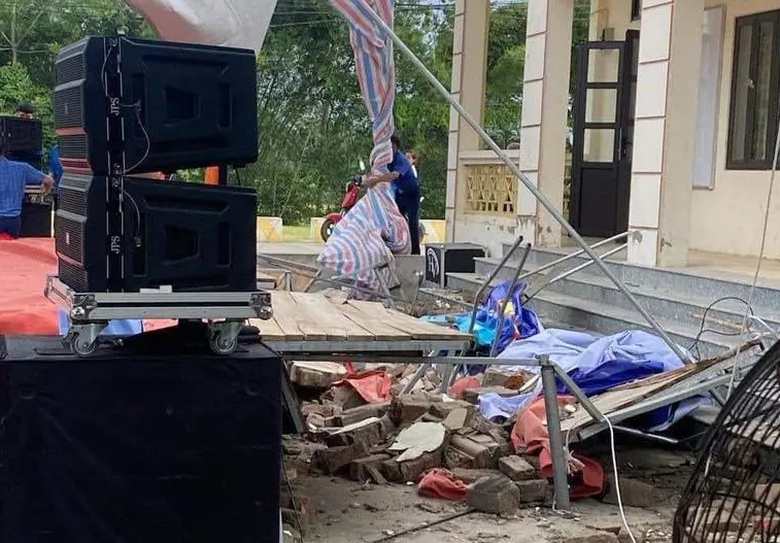 Sức khỏe 6 trẻ em vụ m&aacute;i nh&agrave; sạt lở xuống s&acirc;n khấu ra sao?- Ảnh 1.