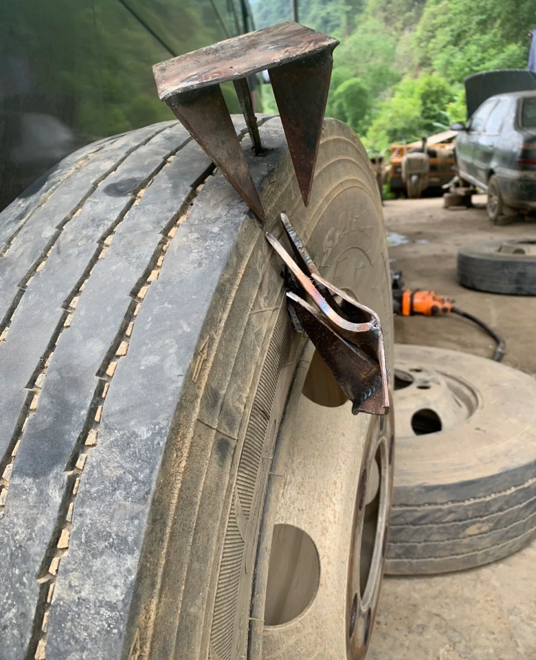 Xe kh&aacute;ch bị truy đuổi, đ&acirc;m từ ph&iacute;a sau tại Bắc Kạn khiến h&agrave;nh kh&aacute;ch ng&atilde; nh&agrave;o?- Ảnh 4.