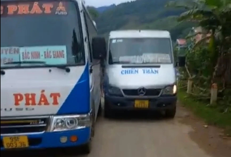 Xe kh&aacute;ch bị truy đuổi, đ&acirc;m từ ph&iacute;a sau tại Bắc Kạn khiến h&agrave;nh kh&aacute;ch ng&atilde; nh&agrave;o?- Ảnh 2.