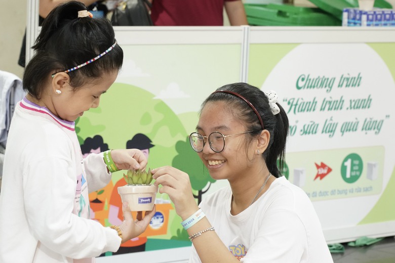 C&aacute;c em nhỏ được uống sữa thỏa th&iacute;ch, tham gia s&acirc;n chơi miễn ph&iacute; v&agrave; c&aacute;c hoạt động đổi vỏ hộp sữa lấy qu&agrave;, check-in g&oacute;p c&acirc;y cho rừng nh&acirc;n ng&agrave;y 1/6.