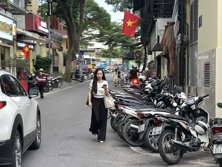 Lấn chiếm vỉa h&egrave; tr&agrave;n lan, du kh&aacute;ch bị "đẩy" xuống l&ograve;ng đường- Ảnh 4.