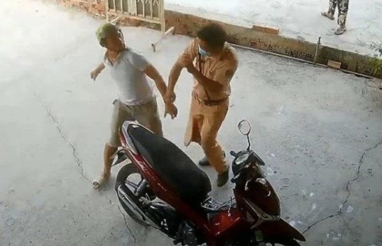 Chống đối, gây nguy hiểm cho CSGT bị xử lý thế nào?- Ảnh 1. Chống đối, gây nguy hiểm cho CSGT bị xử lý thế nào?- Ảnh 1.