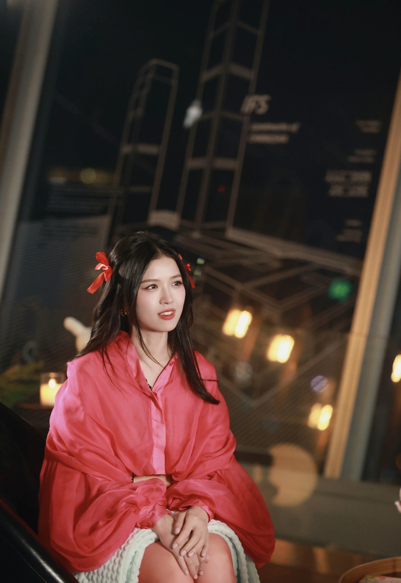 Suni Hạ Linh gặp gỡ "b&agrave; tr&ugrave;m" showbiz Hoa ngữ, tiết lộ b&iacute; mật về Chi Pu- Ảnh 2.