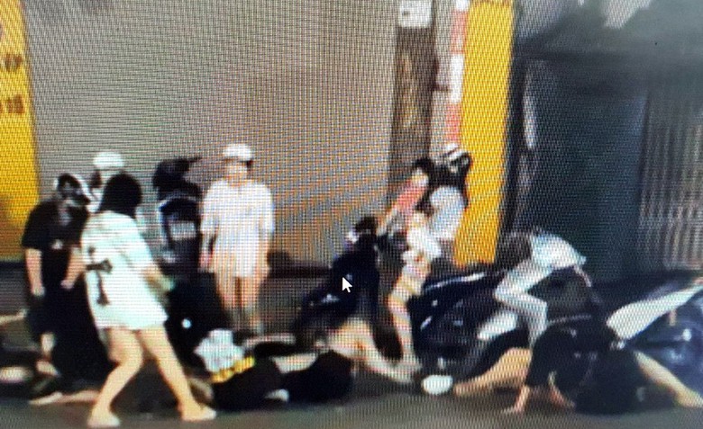 Triệu tập nh&oacute;m c&ocirc; g&aacute;i đ&aacute;nh nhau, nằm gục giữa phố H&agrave; Nội- Ảnh 1.