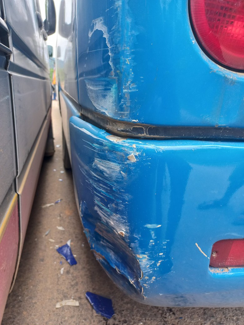 Xe kh&aacute;ch bị truy đuổi, đ&acirc;m từ ph&iacute;a sau tại Bắc Kạn khiến h&agrave;nh kh&aacute;ch ng&atilde; nh&agrave;o?- Ảnh 3.