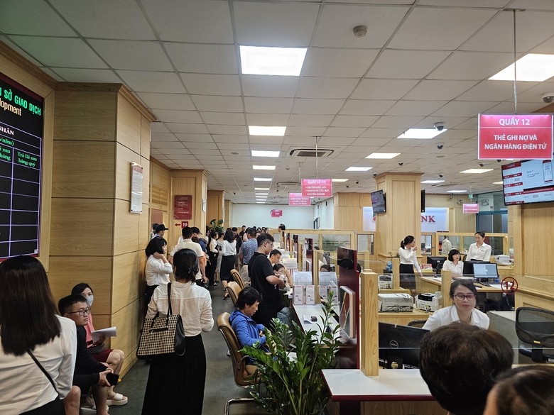 "Ch&aacute;y" v&agrave;ng SJC gi&aacute; b&igrave;nh ổn, nhiều kh&aacute;ch ngậm ng&ugrave;i ra về tay kh&ocirc;ng- Ảnh 7.