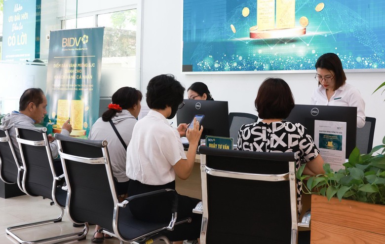 "Ch&aacute;y" v&agrave;ng SJC gi&aacute; b&igrave;nh ổn, nhiều kh&aacute;ch ngậm ng&ugrave;i ra về tay kh&ocirc;ng- Ảnh 9.