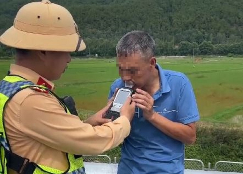 Xử l&yacute; t&agrave;i xế điều khiển xe kh&aacute;ch chạy ngược chiều tr&ecirc;n cao tốc- Ảnh 2.